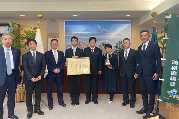 静岡県庁への報告会の様子